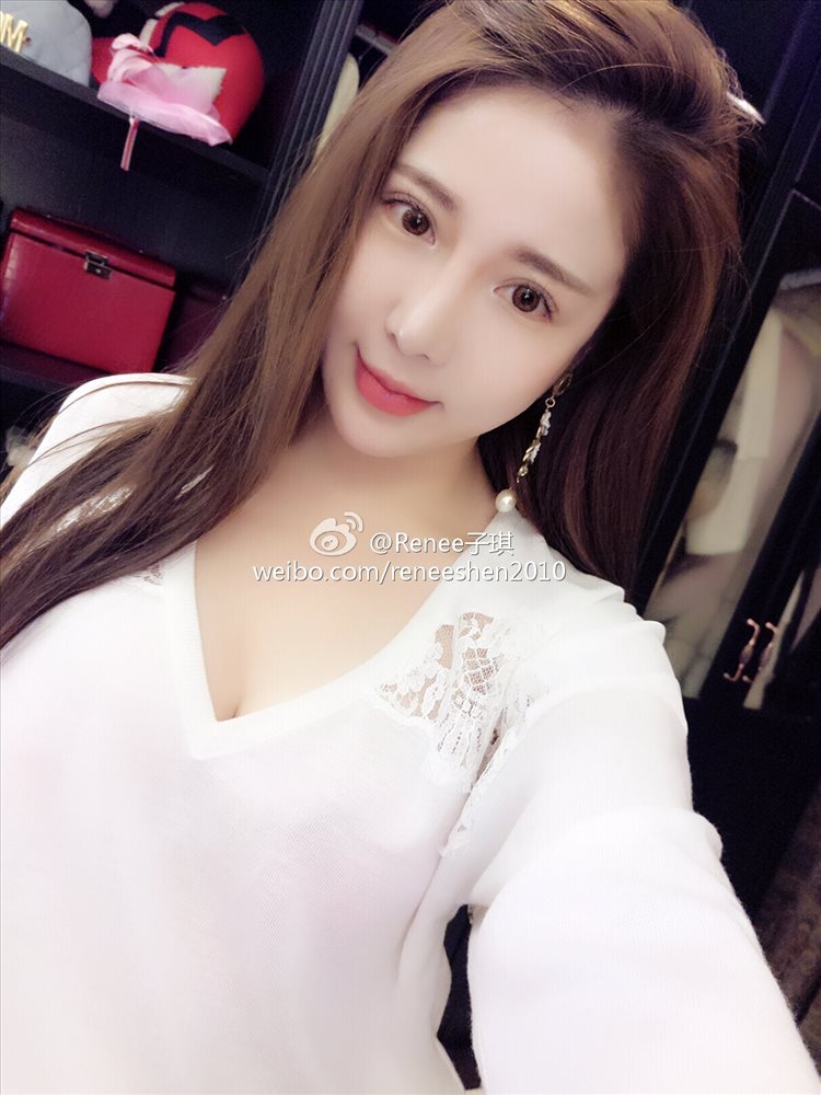 美女模特Renee子琪微博自拍美照酥胸诱人