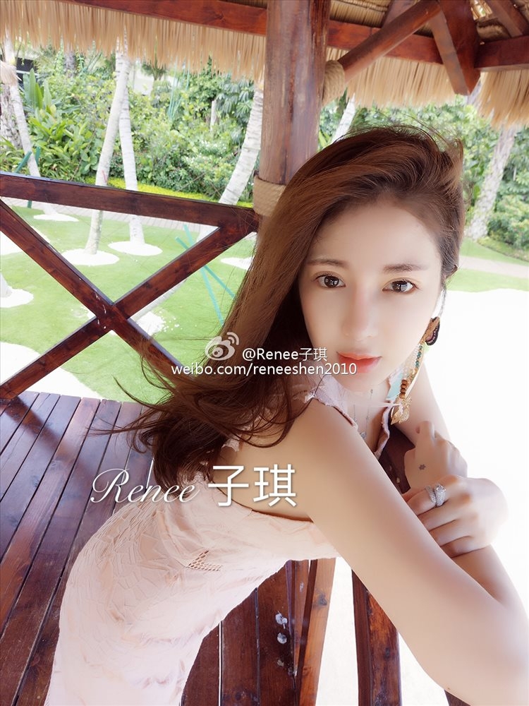 美女模特Renee子琪微博自拍美照酥胸诱人