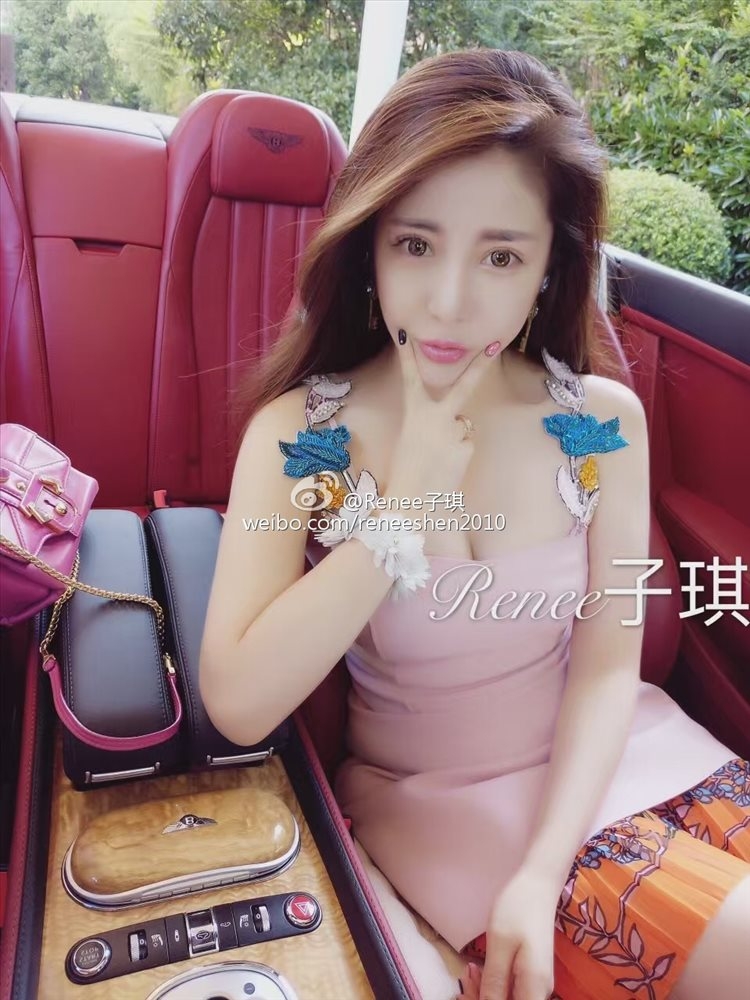 美女模特Renee子琪微博自拍美照酥胸诱人
