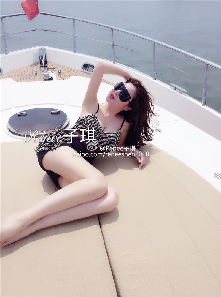美女模特Renee子琪微博自拍美照酥胸诱人