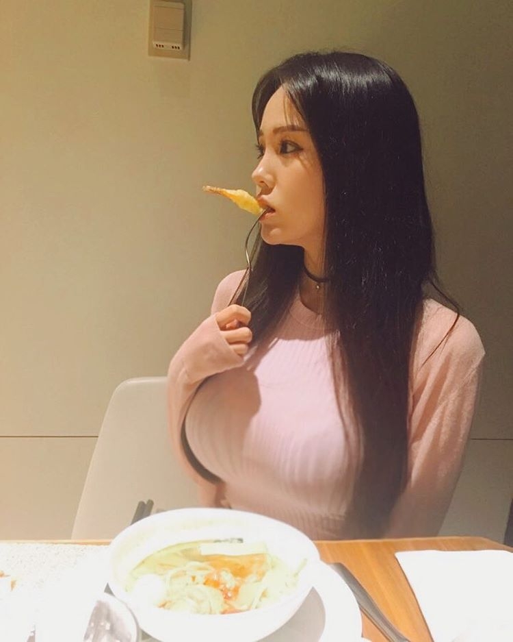 韩国美女池仁月性感自拍照巨乳诱惑