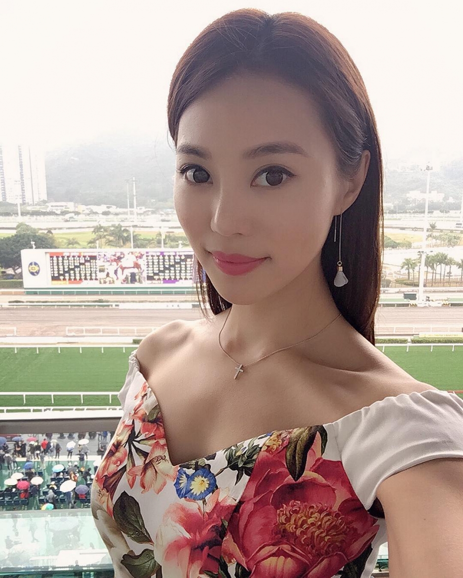 香港美女陈雅思生活自拍照气质出众