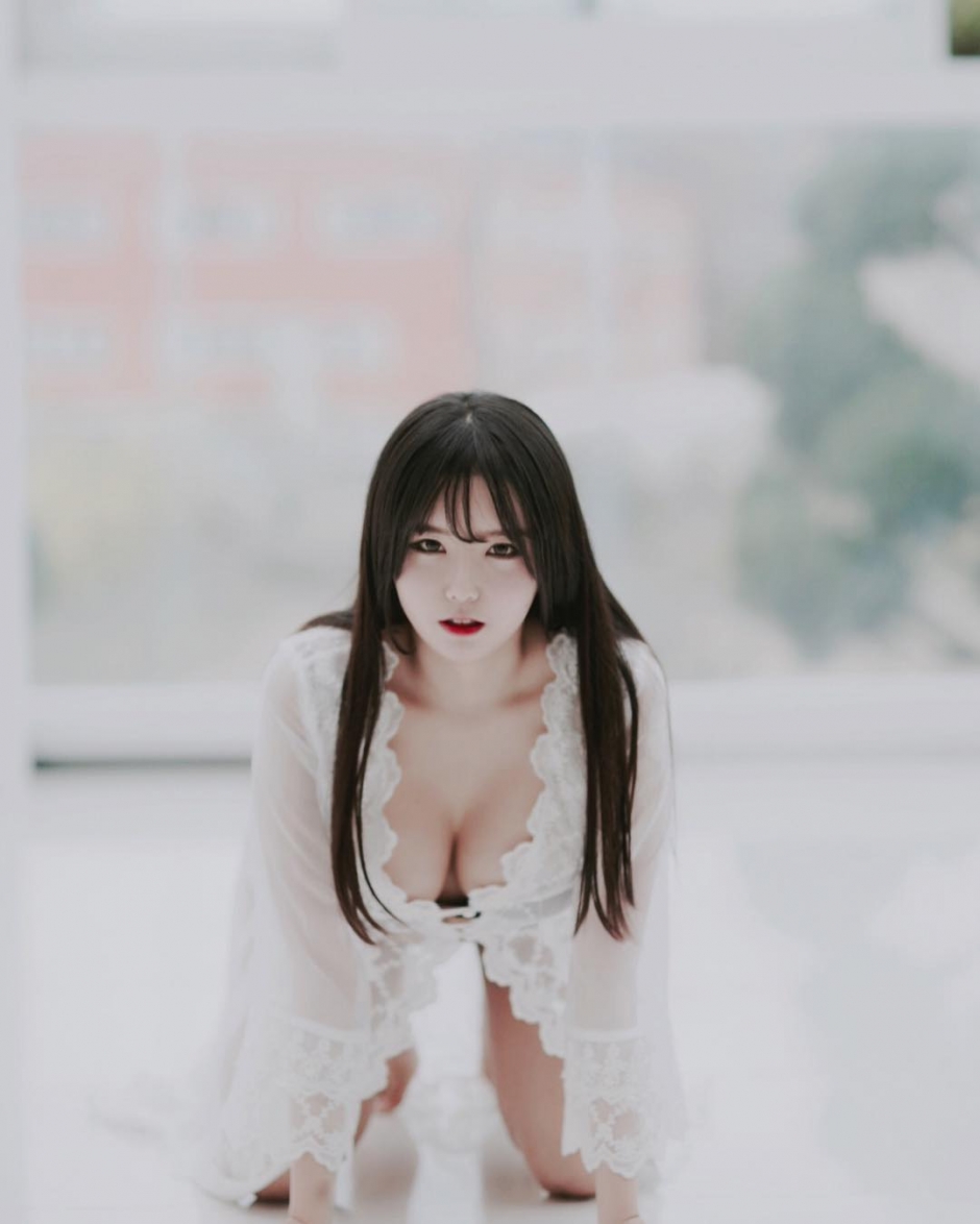 韩国丰满美女水昣巨乳性感自拍照