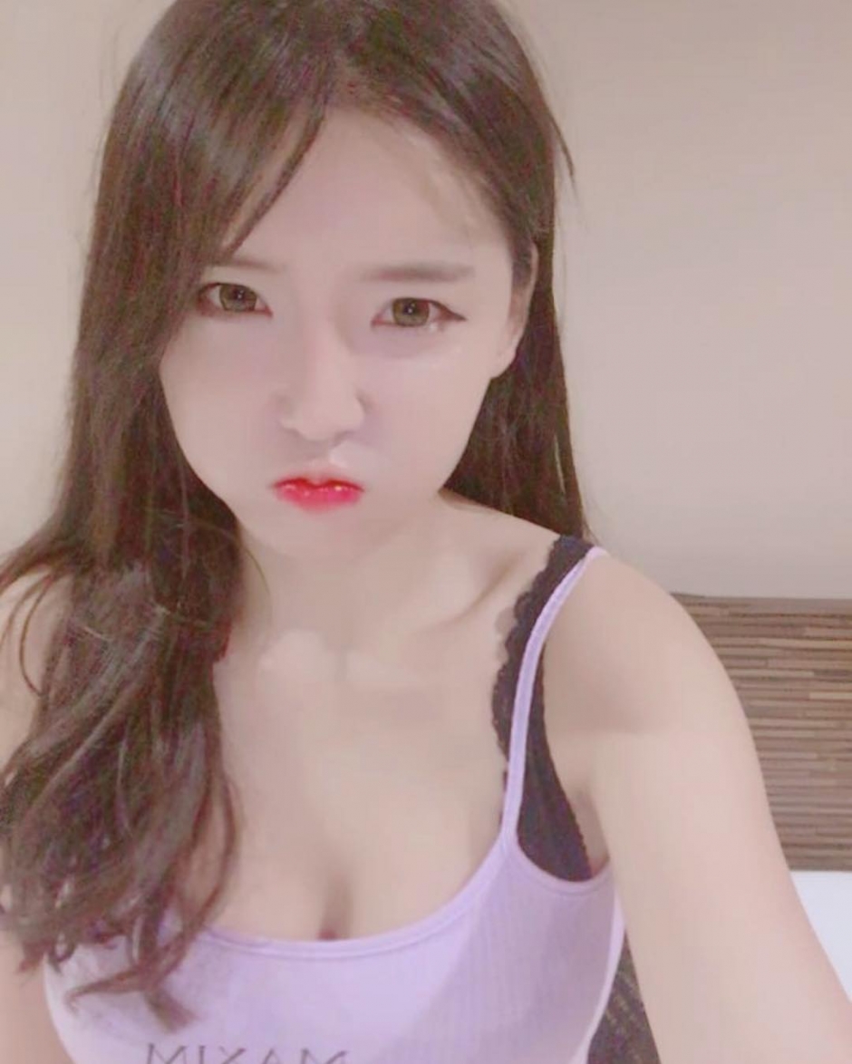 韩国丰满美女水昣巨乳性感自拍照