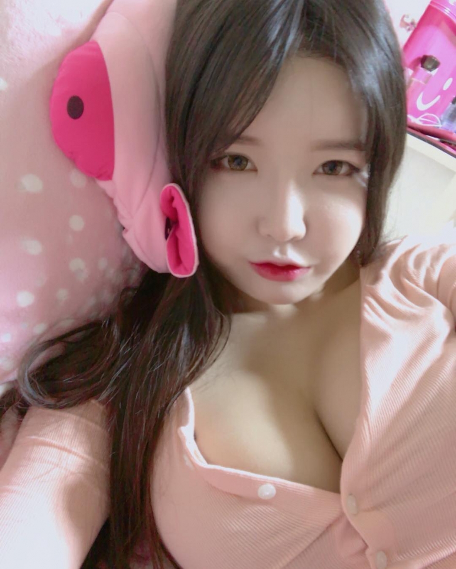 韩国丰满美女水昣巨乳性感自拍照