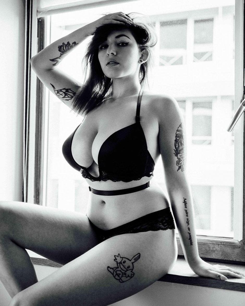 欧美巨乳美女Sophoulla私房内衣秀