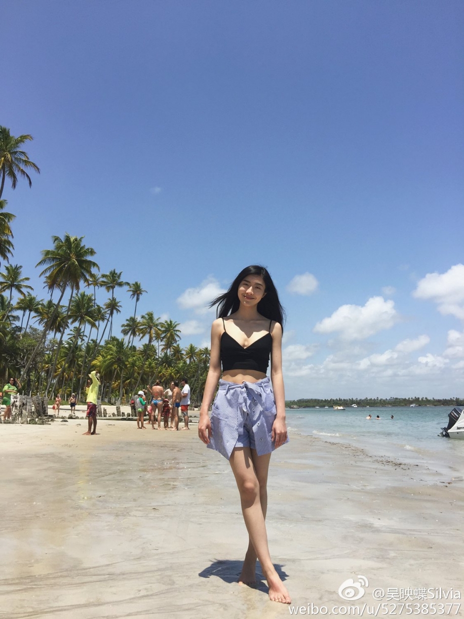 气质女神吴映蝶微博私房照甜美迷人