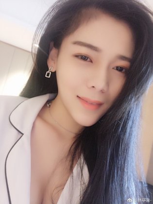 气质美女林亭音微博私房美照低胸诱惑