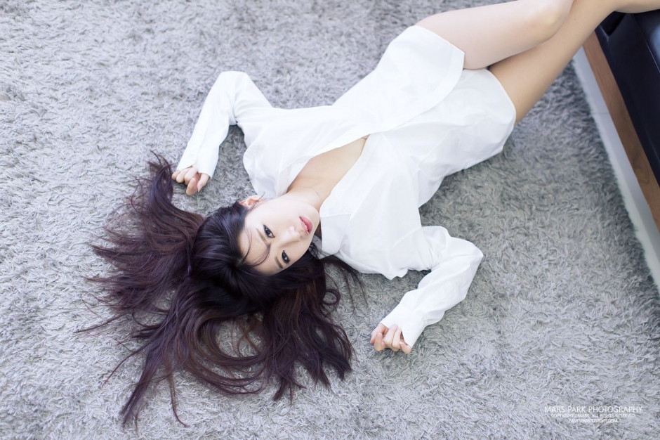 高挑美女宋珠娥超短裙写真长腿迷人