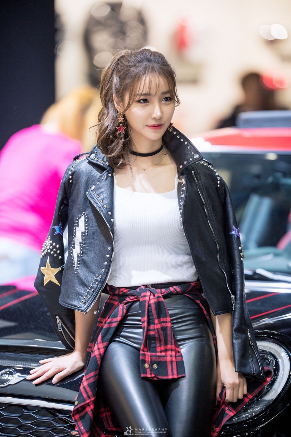 韩国车模李智雨车展写真气质迷人