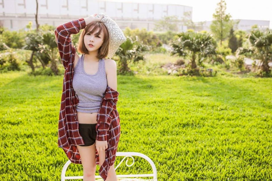 美女萝莉宝蔓性感自拍照美乳诱人