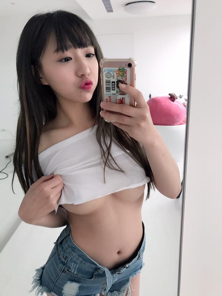 美女萝莉宝蔓性感自拍照美乳诱人