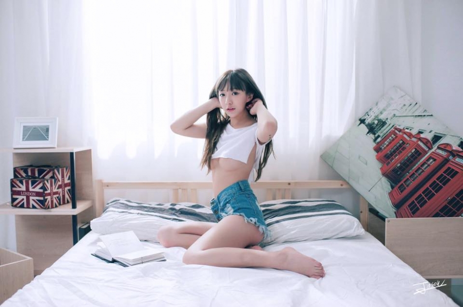 美女萝莉宝蔓性感自拍照美乳诱人