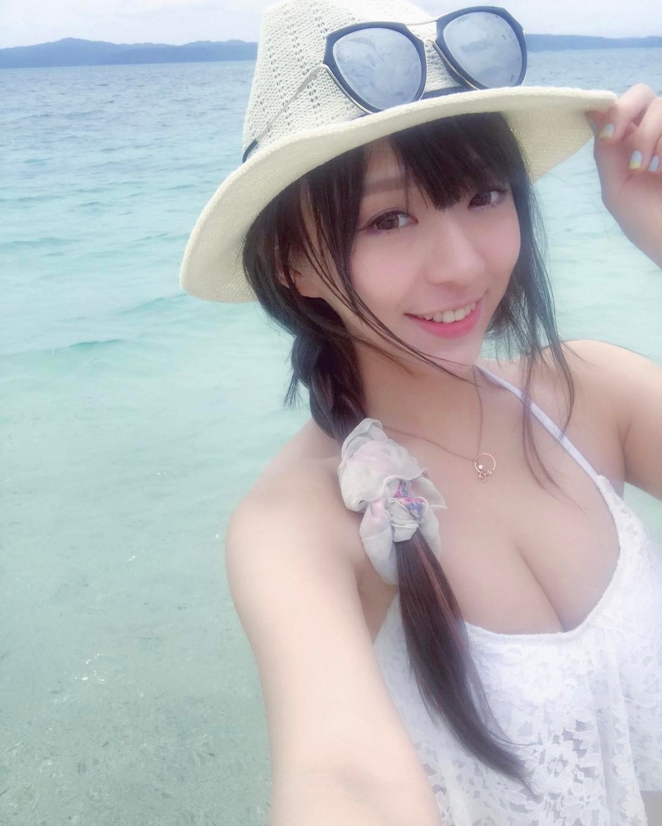 美女萝莉宝蔓性感自拍照美乳诱人