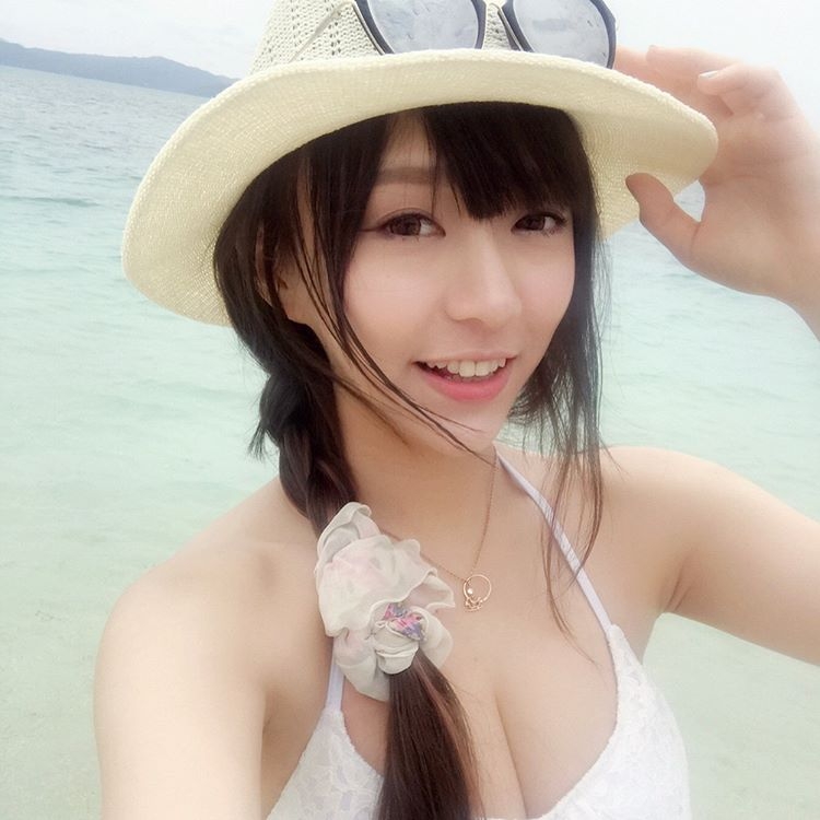 美女萝莉宝蔓性感自拍照美乳诱人