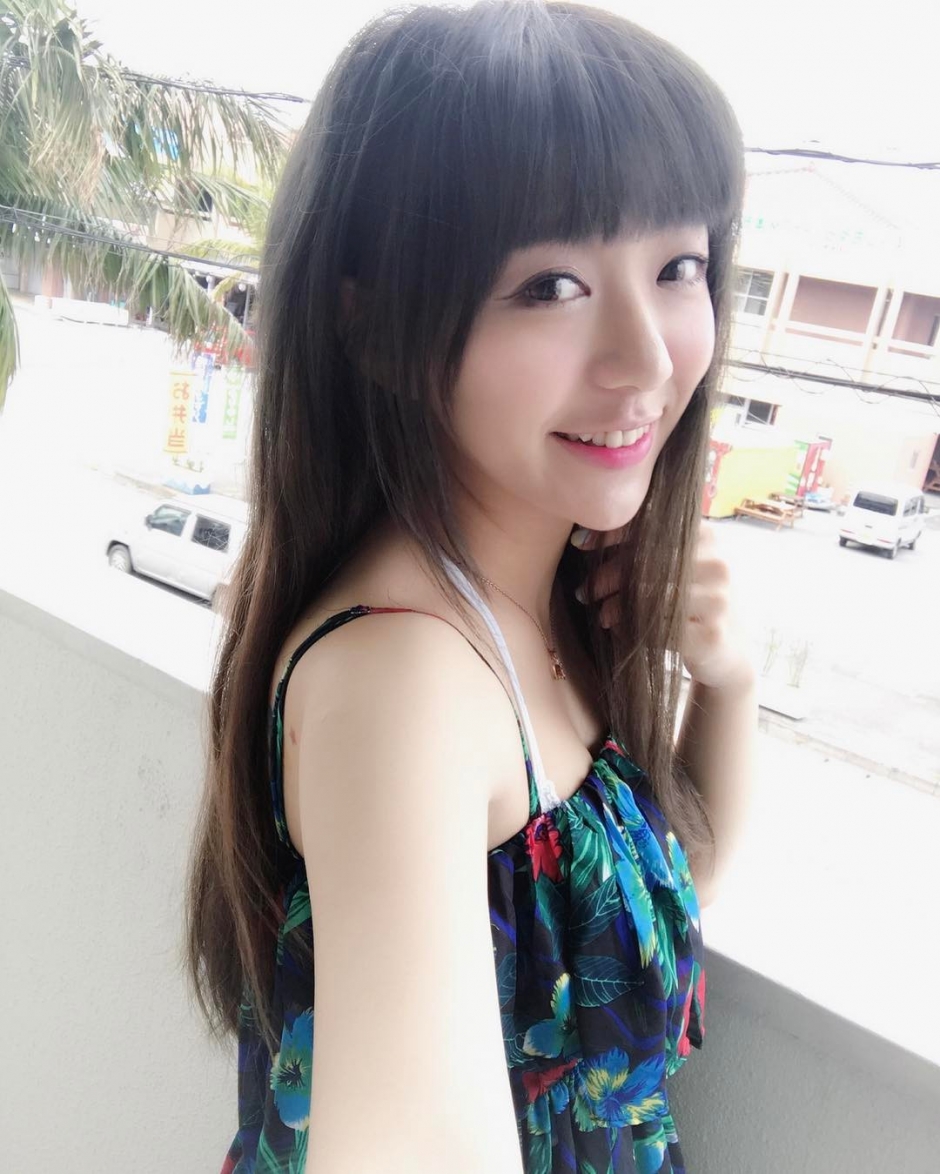 美女萝莉宝蔓性感自拍照美乳诱人