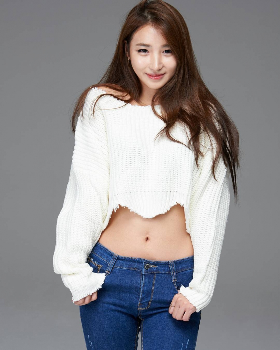 韩国车模李智雨车展写真气质迷人