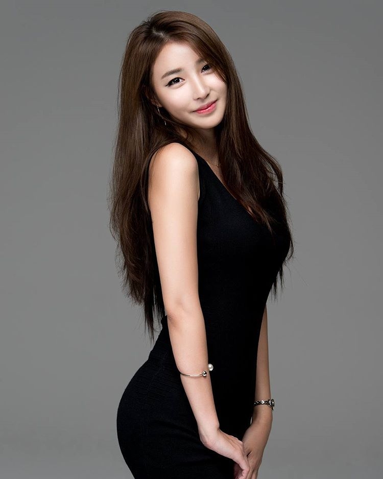 韩国车模李智雨车展写真气质迷人