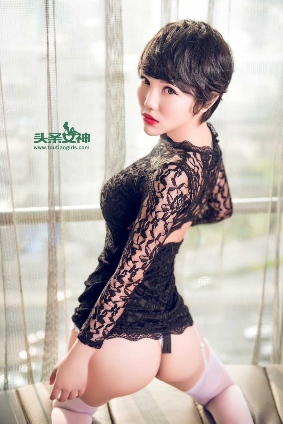 美女模特大悦悦私房性感写真白丝吊带诱人