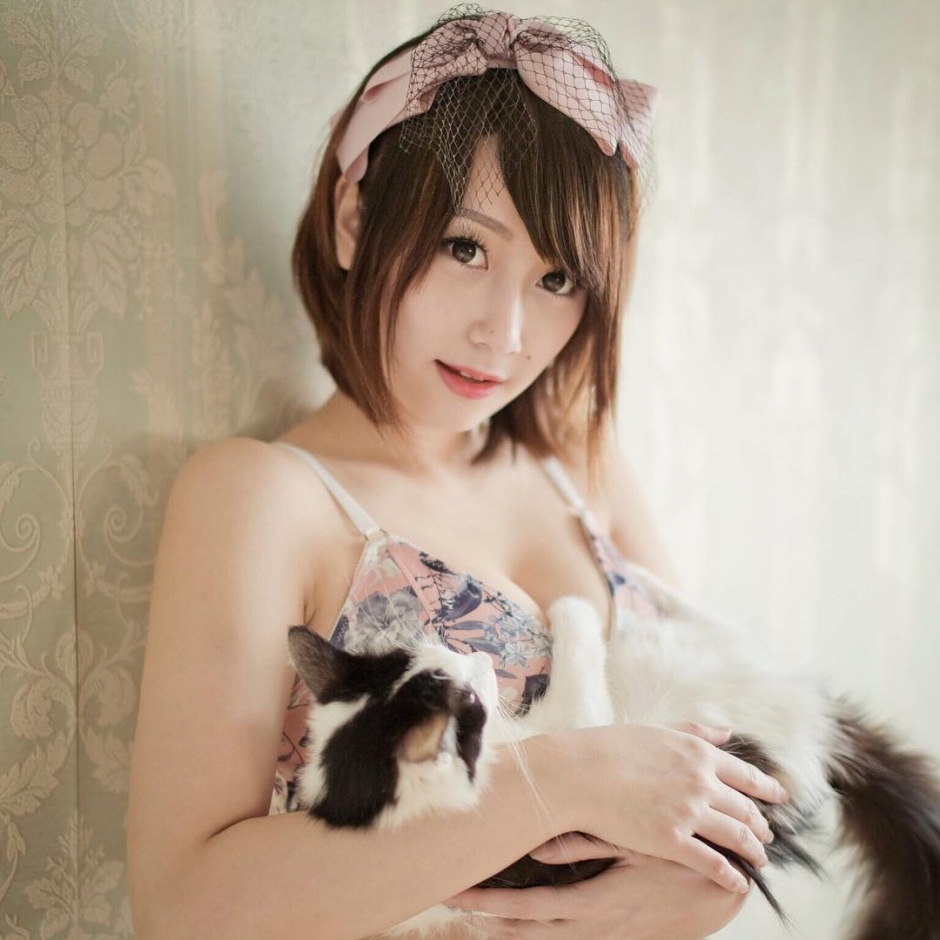 美女模特马俊怡私房内衣写真秀丰满身材