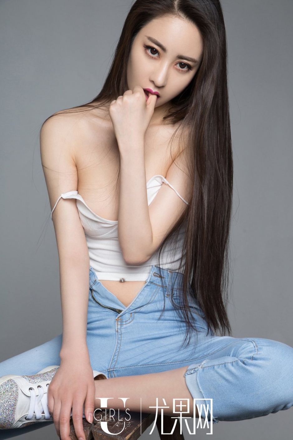 尤果网性感美女穆菲菲制服诱人写真