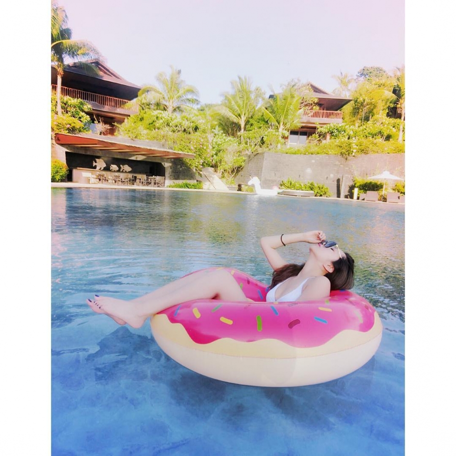 美女空姐心心ELLY甜美私房照长腿迷人