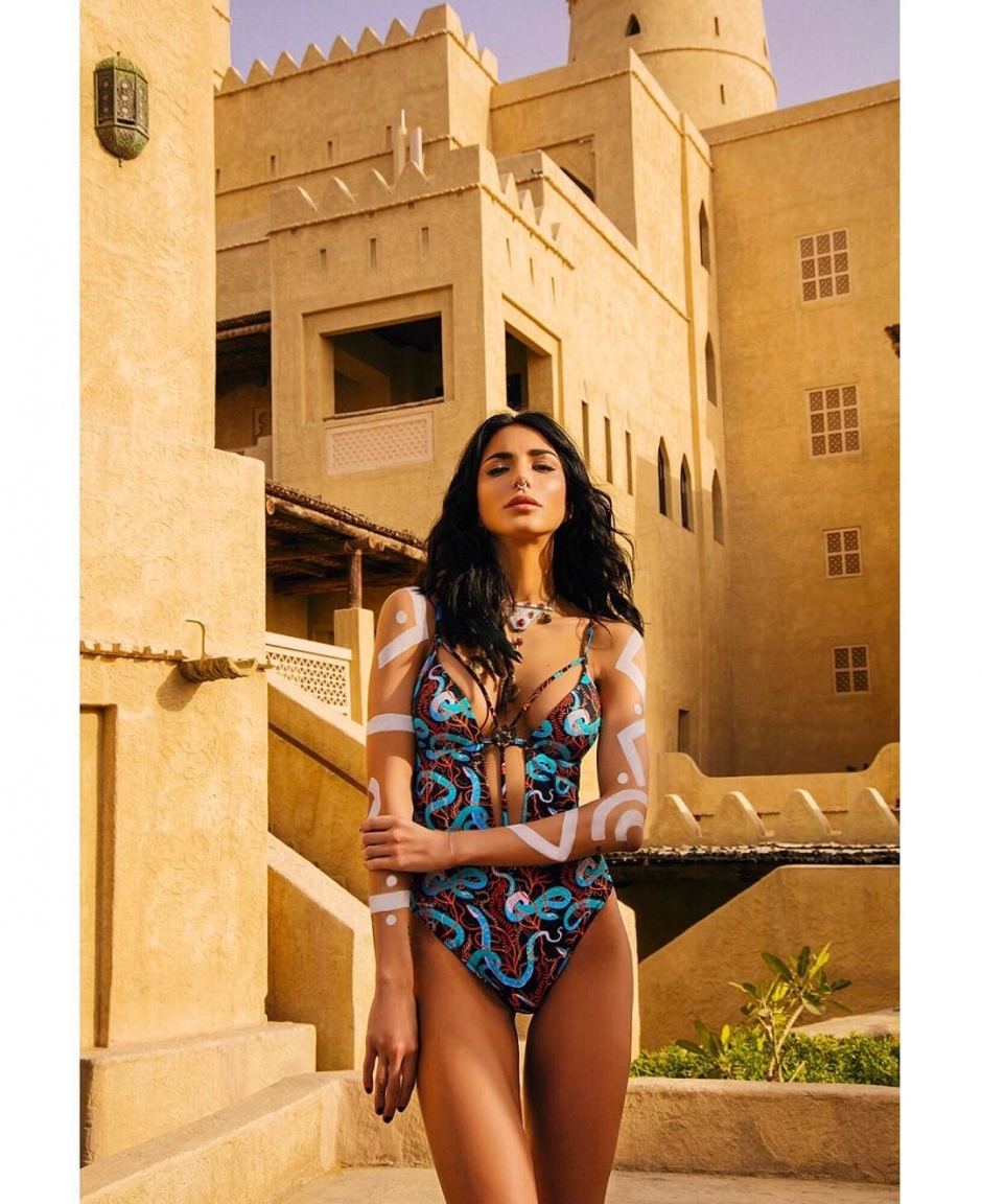 外国美女Chiara Biasi性感比基尼写真