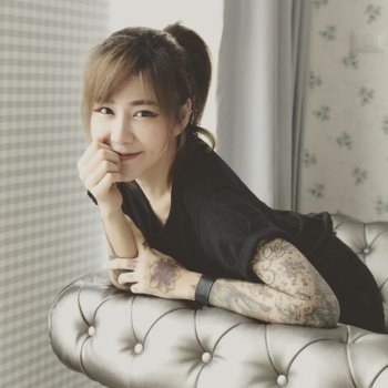 纹身美女Punyaphat Pongsub沙滩比基尼图片