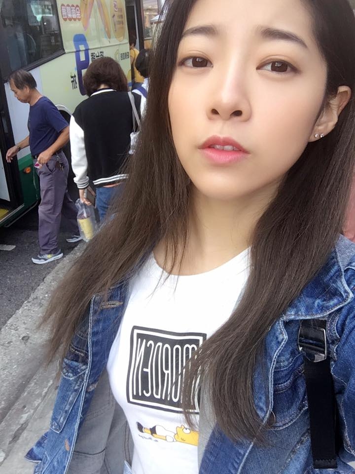 台湾美女周颖立比基尼写真笑容迷人