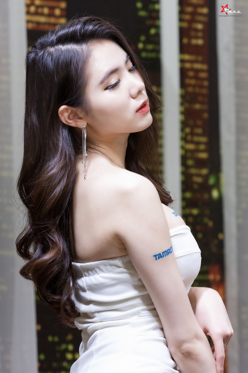 韩国车模闵侑琳车展写真气质迷人