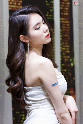 韩国车模闵侑琳车展写真气质迷人