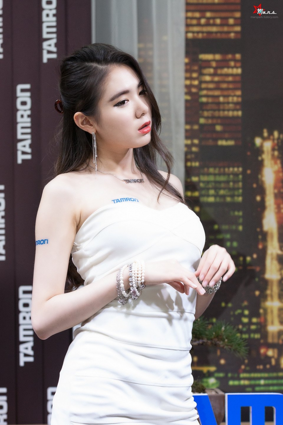 韩国车模闵侑琳车展写真气质迷人