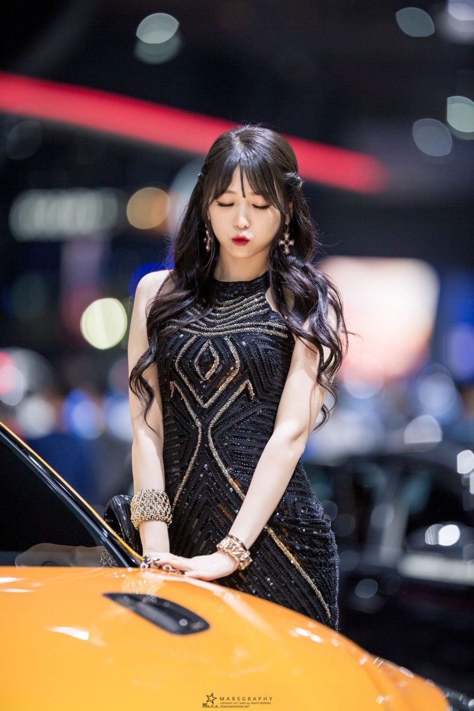 韩国美女车模李仁慧车展写真气质迷人