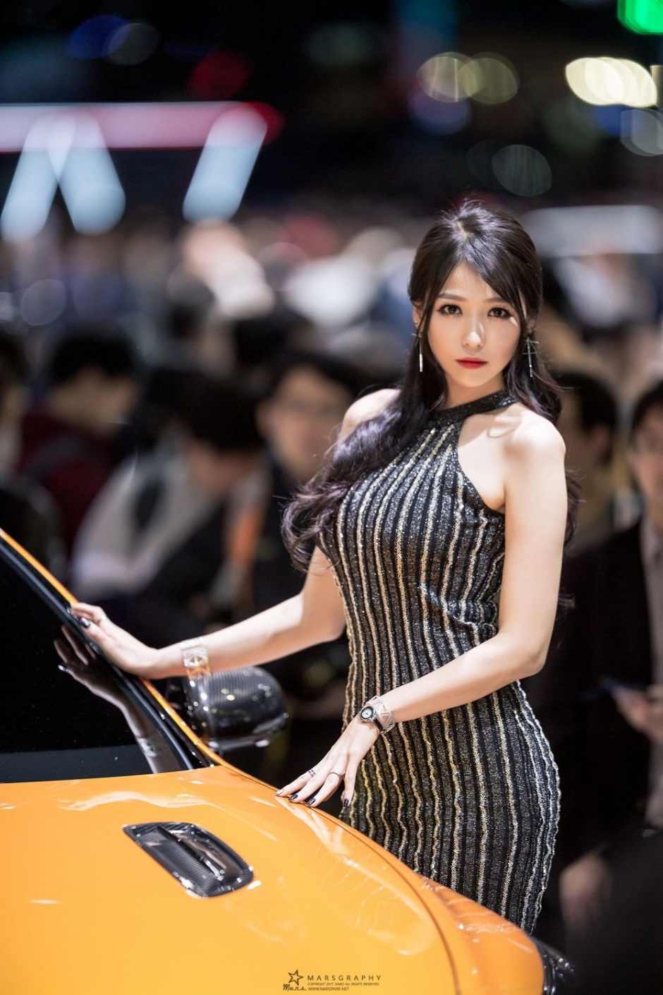 韩国美女车模李仁慧车展写真气质迷人
