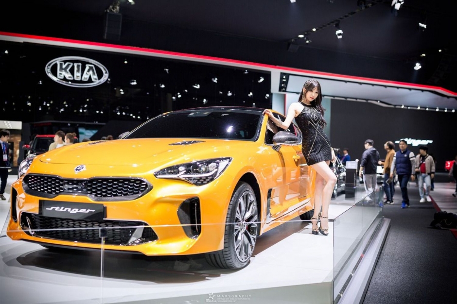 韩国美女车模李仁慧车展写真气质迷人