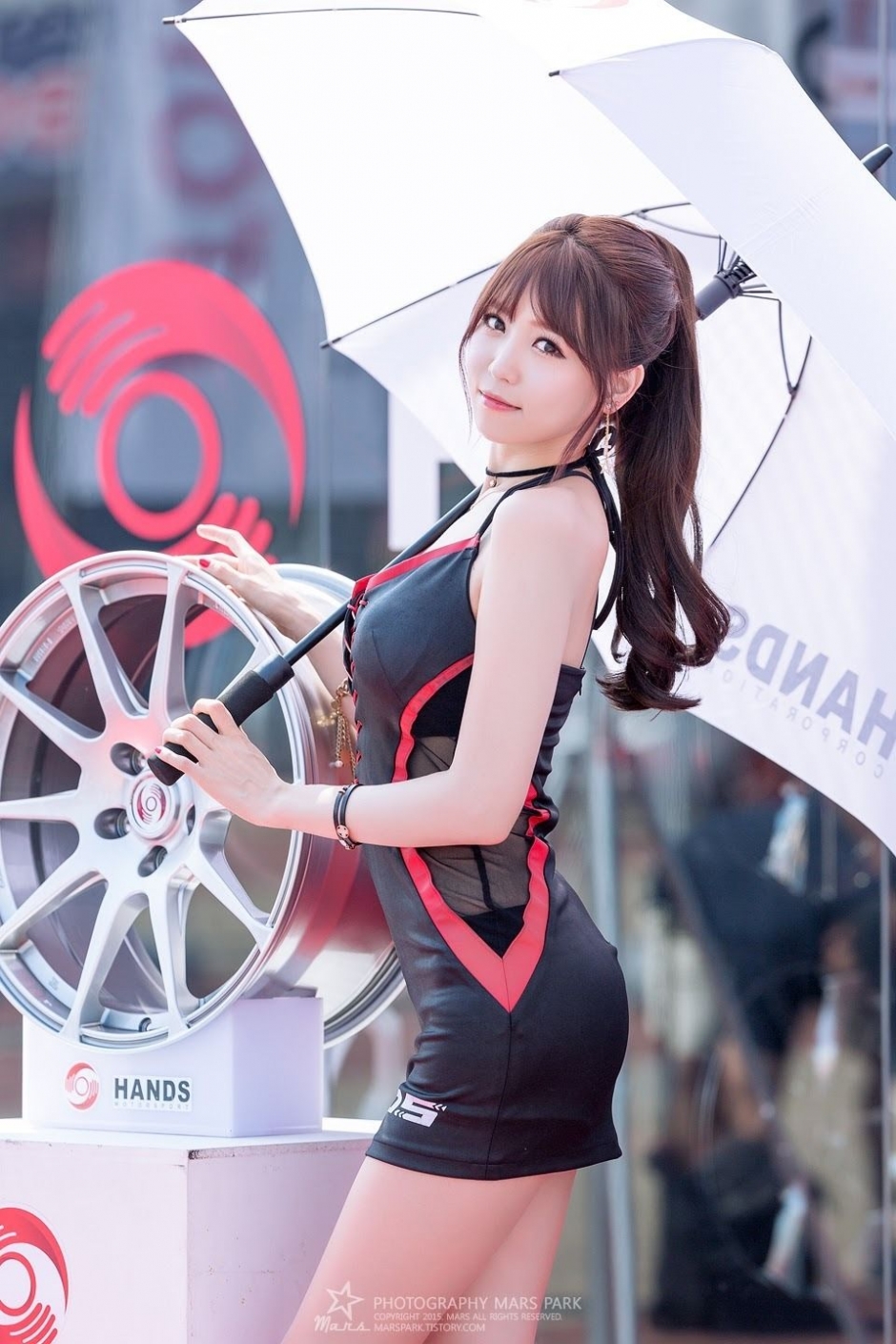 韩国美女车模李仁慧车展写真气质迷人