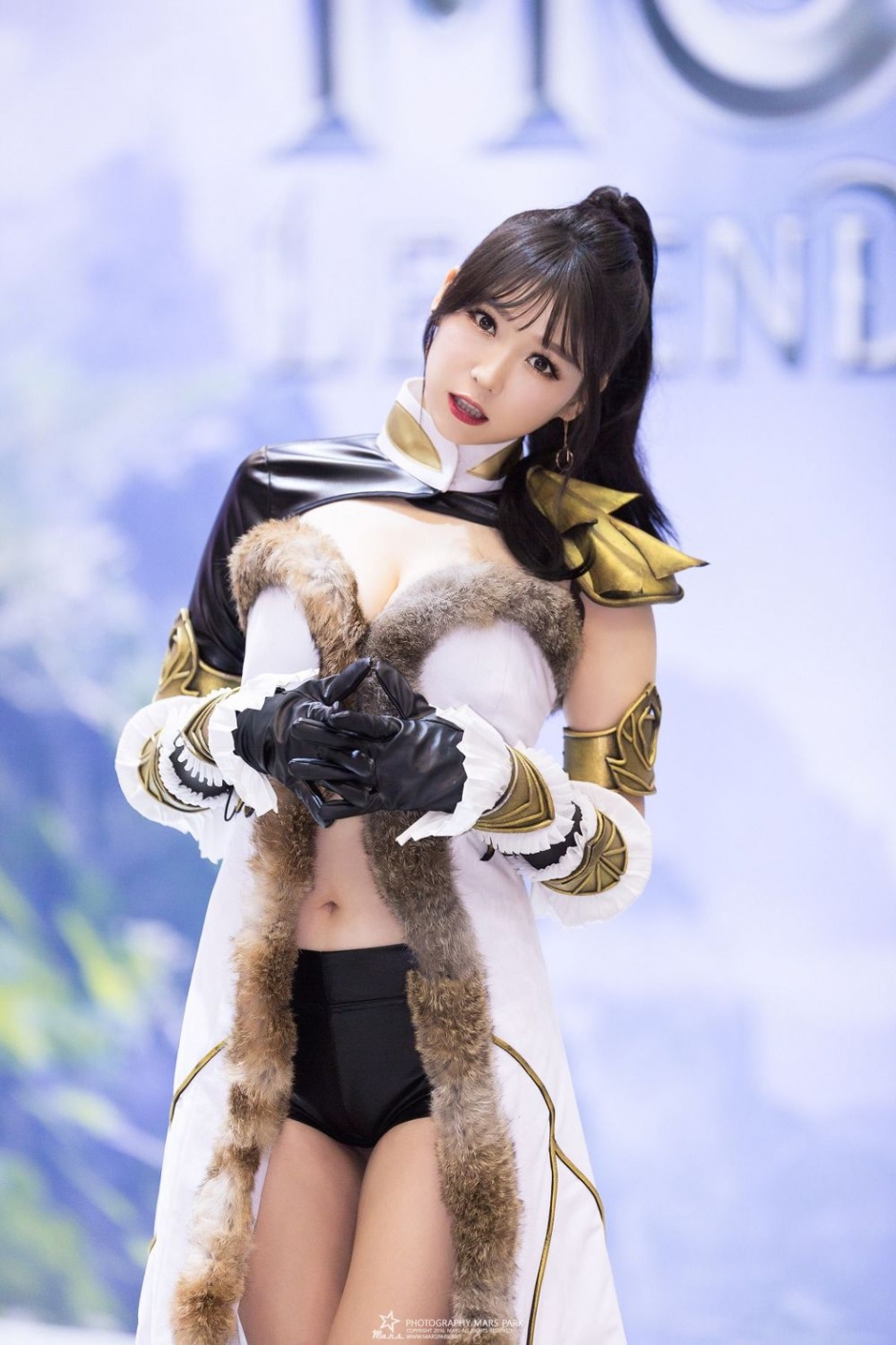 韩国美女车模李仁慧车展写真气质迷人