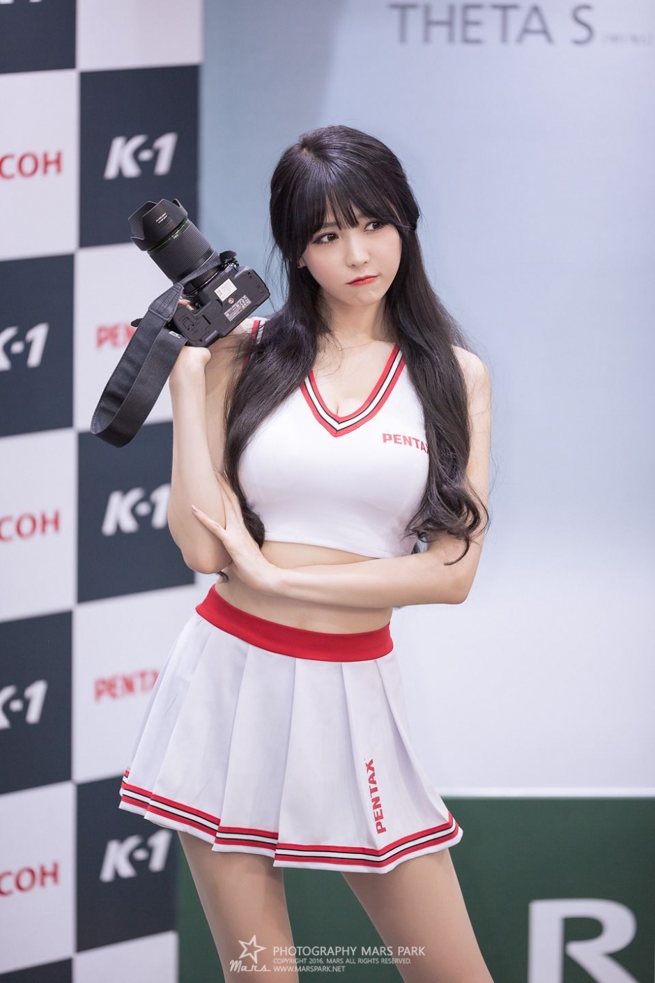 韩国美女车模李仁慧车展写真气质迷人