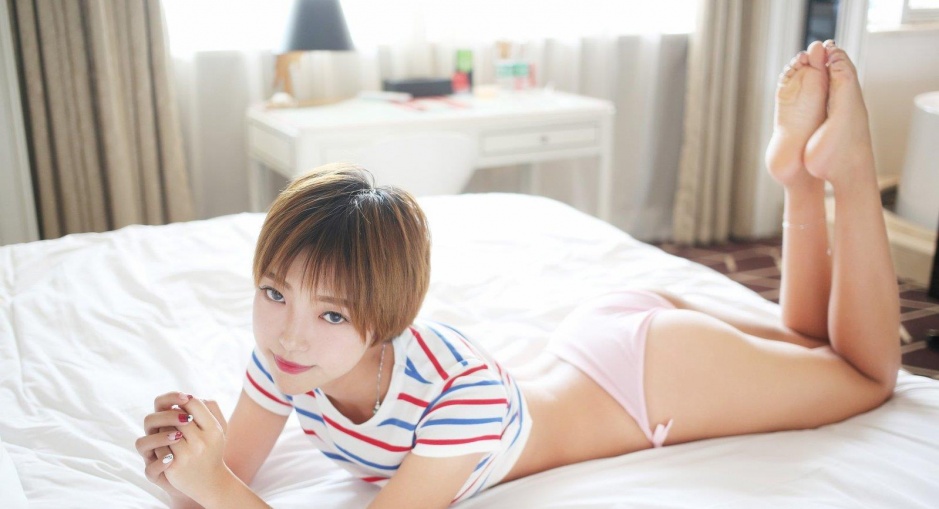 帅气短发美眉冯木木LRIS性感私房照