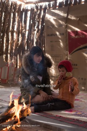 清纯系美女周闻沙漠摄影写真图片