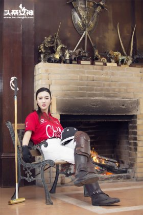 [TouTiao头条女神]美女郭婉婷跑马场写真帅气迷人