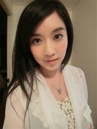 台湾美女李佳玲自拍美照笑容迷人