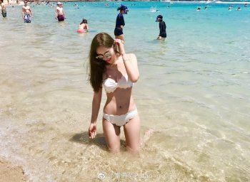 海边玩水性感美女模特宗葡萄比基尼私房照写真
