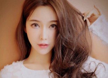 美女模特曲珈叶低胸性感自拍照