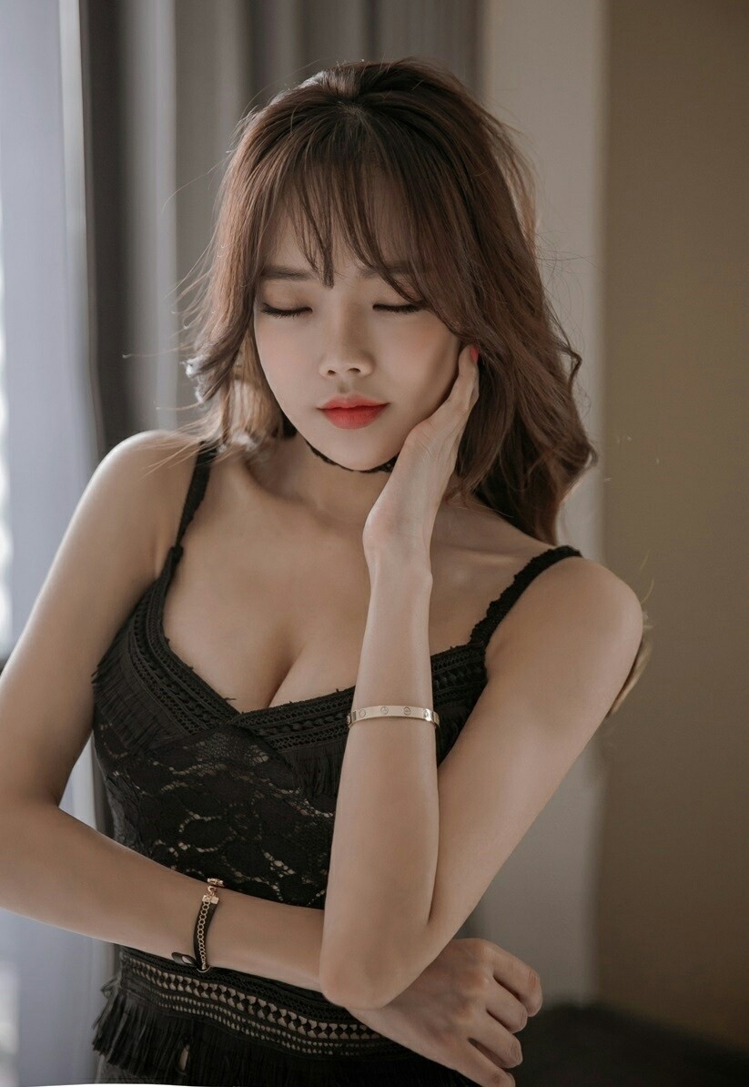 低胸蕾丝摆弄风骚美女模特流苏摇曳秀美腿高挑美女图片