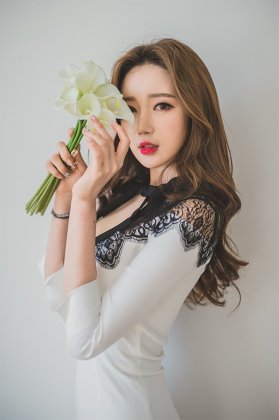 娇艳性感大红唇美女嫩模紧身连衣裙挺胸翘臀写真