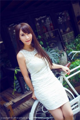 清纯气质美女艾惟时尚街拍图片