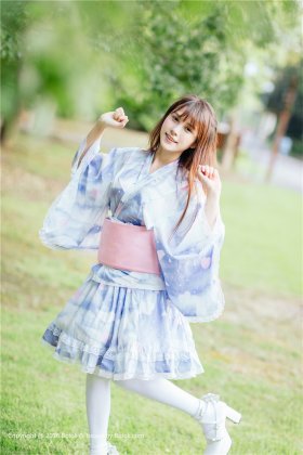 90后美女夏美酱户外清纯写真