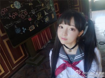 18岁清纯粉嫩少女王奕萌生活照