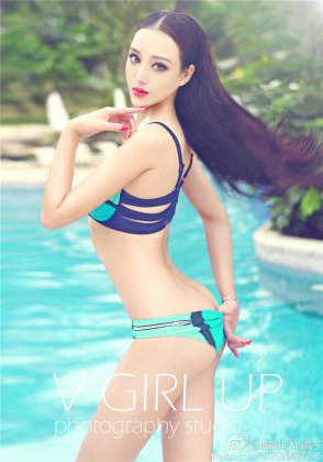 比基尼美女泳池写真秀身材